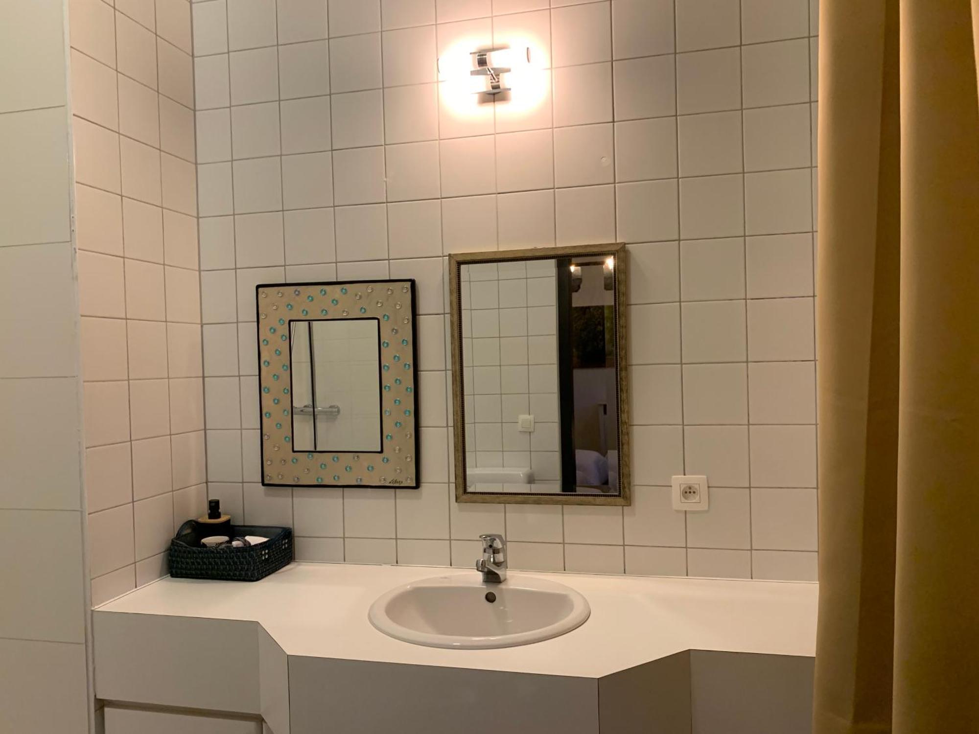 De Lotuspoort Met Mihr'S B&B In De Abdij Van Борнем Экстерьер фото